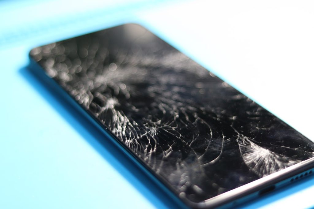 Galaxy S22 Screen Repair Cost: Official vs. Third-Party Shops