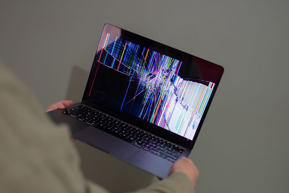 Cracked HP Screen? Here is Your Ultimate Repair and Cost Guide